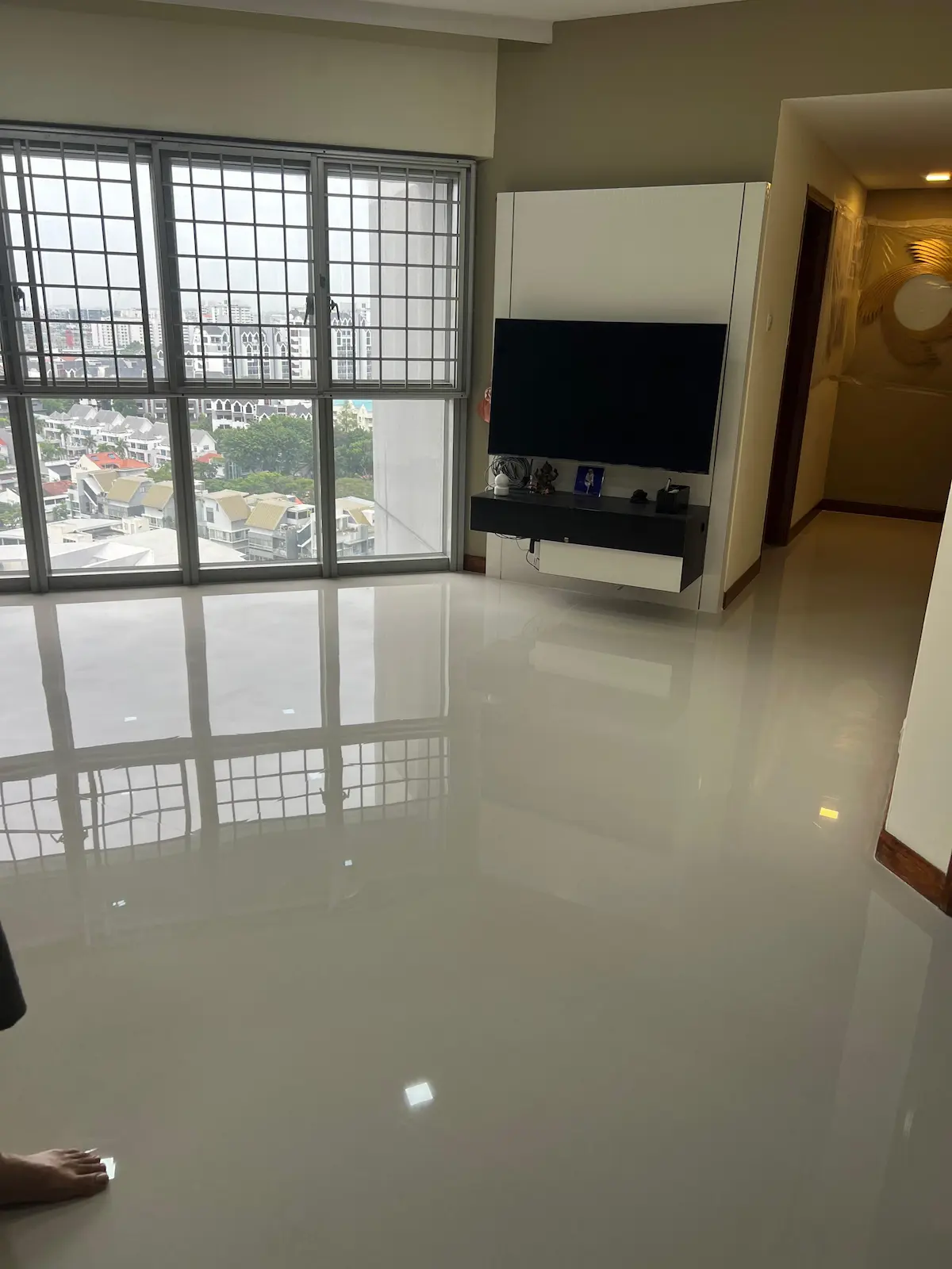 homogeneous tiles polishing service in Singapore-2 Before and after of homogeneous tiles polishing service in Singapore removing dullness and scratches.